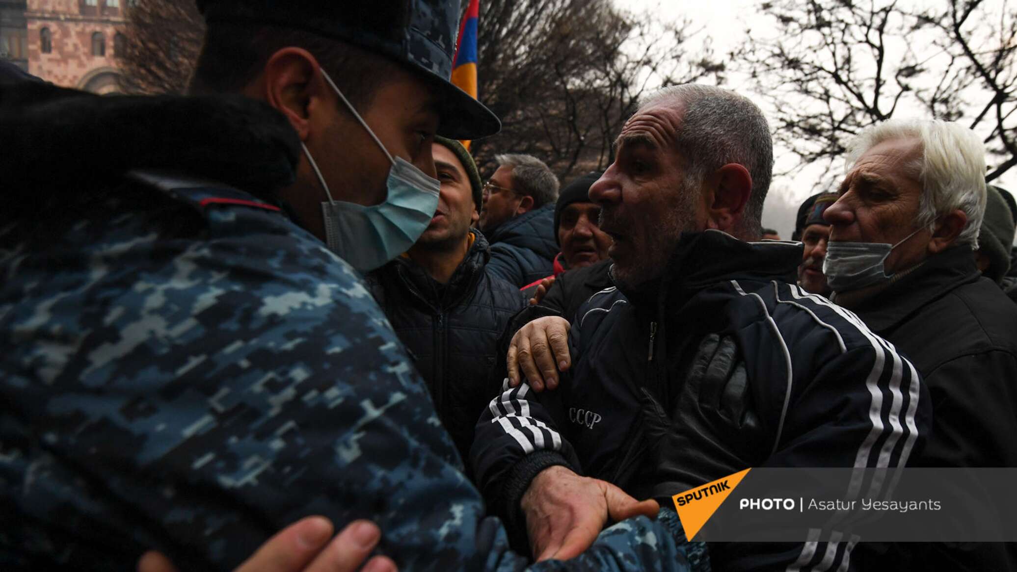 сталкинг. преследование девушки. люди оглядываются на улице. сталкинг город. сталкинг на улице.