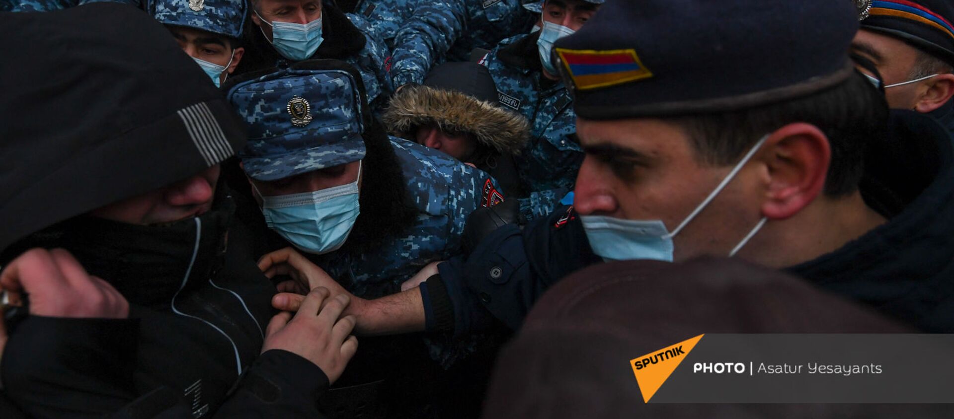Полицейские и участники митинга оппозиции на площади Республики (28 января 2021). Еревaн - Sputnik Армения, 1920, 29.03.2021