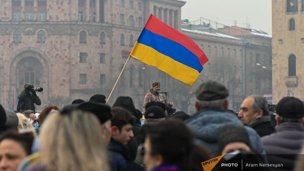 Режиссер Аршак Закарян на митинге оппозиции на площади Республики (28 января 2021). Еревaн - Sputnik Армения