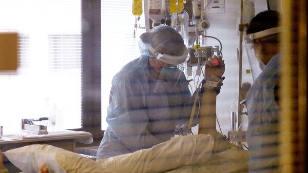 Врачи у пациента в отделении интенсивной терапии в UW Medical Center-Montlake (26 января 2021). Сиэтл - Sputnik Армения