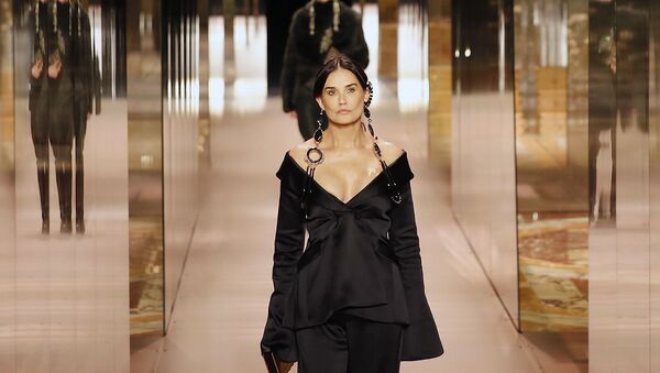 Актриса Деми Мур на подиуме на показе Fendi из коллекции Haute Couture S/S 2021 (27 января 2021). Париж - Sputnik Արմենիա