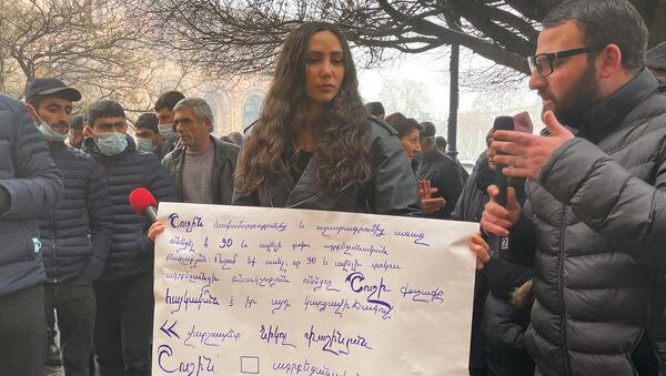 Журналистка Лия Саркисян с плакатом у здания Правительства на площади Республики во время акции протеста (29 января 2021). Еревaн - Sputnik Армения