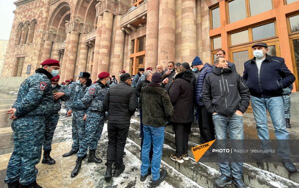 Ситуация у здания Правительства на площади Республики во время акции протеста (29 января 2021). Еревaн Ситуация у здания Правительства на площади Республики во время акции протеста (29 января 2021). Еревaн - Sputnik Армения
