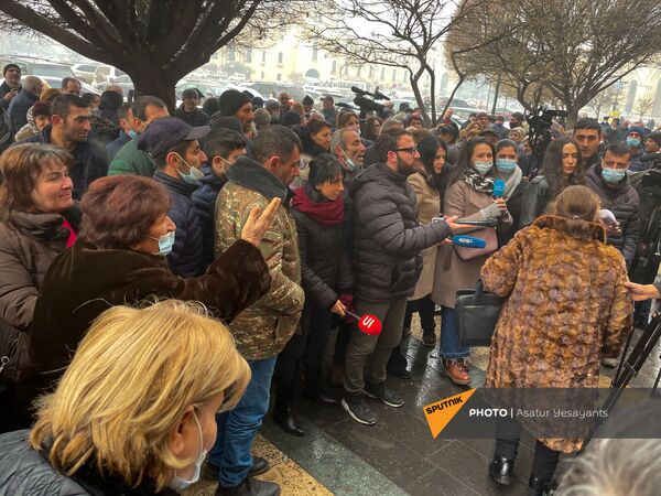 Нам нужна крыша над головой: беженцы из Кашатага проводят акцию протеста в Ереване Нам нужна крыша над головой: беженцы из Кашатага проводят акцию протеста в Ереване - Sputnik Армения
