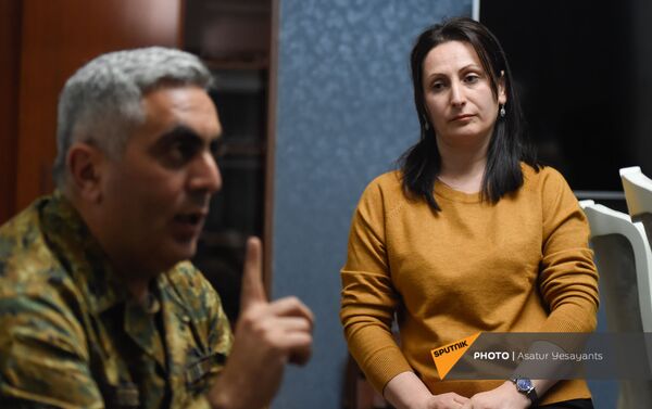 Жена Арцруна Ованнисяна Мариам наблюдает за беседой супруга с корреспондентами Sputnik Армения - Sputnik Армения