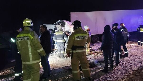 Дорожно-транспортное происшествие с участием микроавтобуса и грузового автомобиля в Самарской области (29 января 2021). Самара - Sputnik Армения