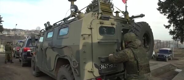 Марш российских миротворцев к месту развертывания центра по урегулированию конфликта в Карабахе - Sputnik Արմենիա