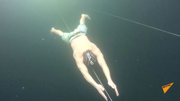 Россиянин установил рекорд, проплыв сто метров подо льдом без гидрокостюма - Sputnik Армения