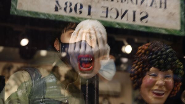Карнавальные маски в магазине в Венеции  - Sputnik Армения