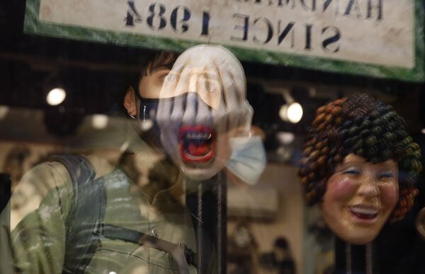 Карнавальные маски в магазине в Венеции  - Sputnik Армения