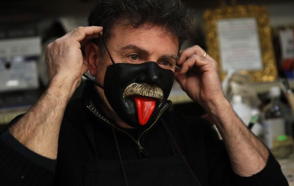 Мастер в маске собственного производства в Венеции  - Sputnik Армения