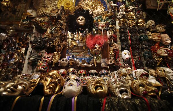 Карнавальные маски в мастерской художника в Венеции  - Sputnik Армения