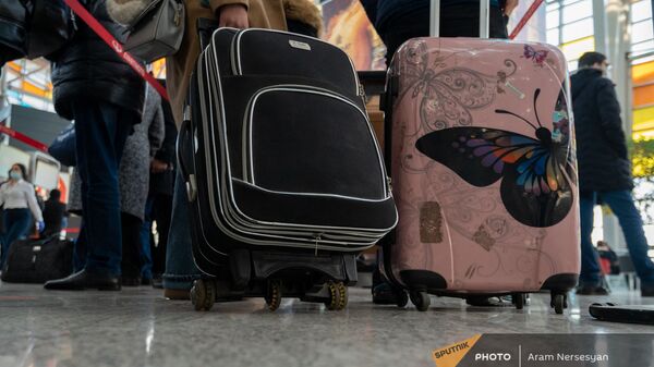 Пассажиры рейса Ереван-Москва в зале вылета аэропорта Звартноц (1 февраля 2021). Еревaн - Sputnik Արմենիա