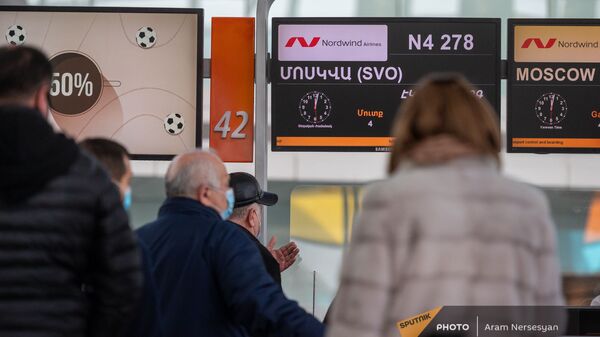 Пассажиры рейса Ереван-Москва в зале вылета аэропорта Звартноц (1 февраля 2021). Еревaн - Sputnik Արմենիա