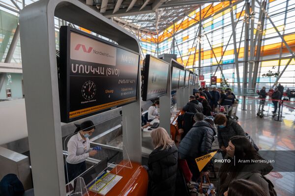 Пассажиры рейса Ереван-Москва в зале вылета аэропорта Звартноц (1 февраля 2021). Еревaн - Sputnik Армения