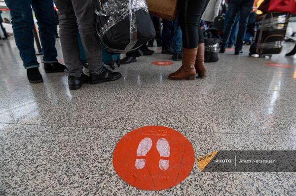 Пассажиры рейса Ереван-Москва в зале вылета аэропорта Звартноц (1 февраля 2021). Еревaн - Sputnik Армения