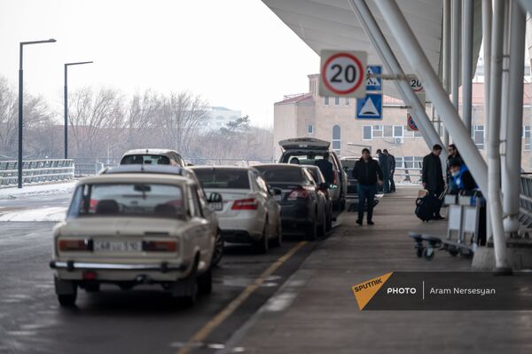 Вход в терминал для вылетов аэропорта Звартноц (1 февраля 2021). Еревaн - Sputnik Армения