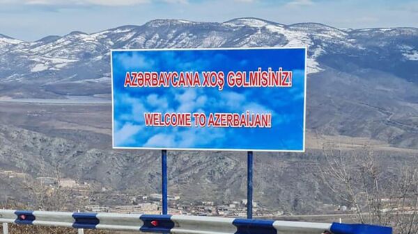 Баннер с надписью Добро пожаловать в Азербайджан на дороге, ведущей из города Капана в село Чакатен (2 февраля 2021).  - Sputnik Армения