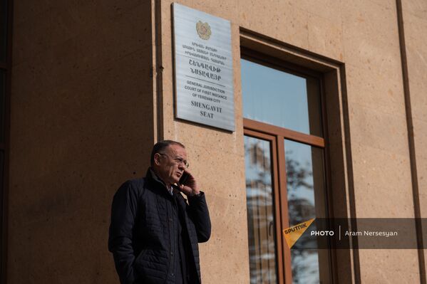 Сейран Оганян у здания Шенгавитского суда (2 февраля 2021). Еревaн - Sputnik Армения