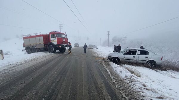 Специалисты сводной группировки МЧС России оказывают помощь автомобилистам на Лачинском перевале (3 февраля 2021). Карабах - Sputnik Արմենիա