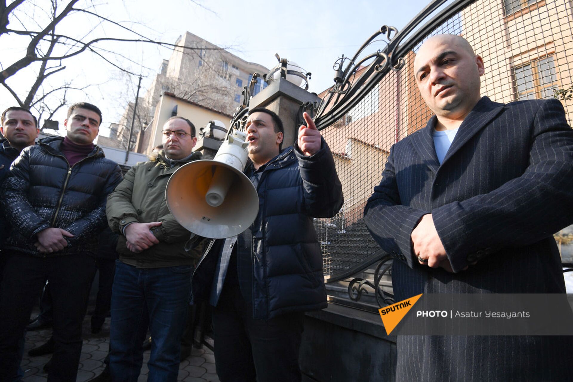 Больше судей, больше посадок: оппозиция протестует возле здания парламента Армении - Sputnik Армения, 1920, 03.02.2021