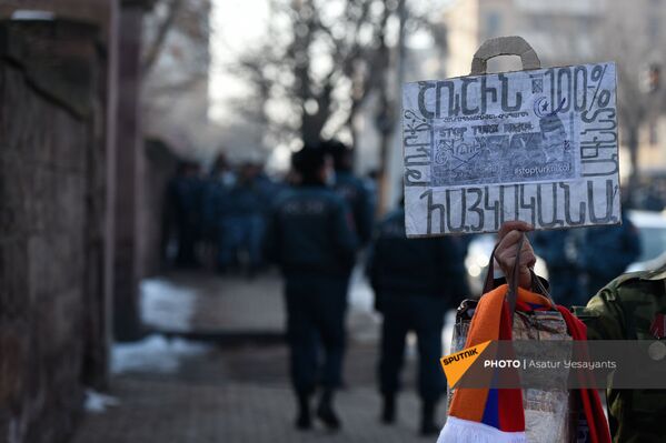 Участник акции протеста с плакатом Шуши на 100% армянский у здания Парламента (3 февраля 2021). Еревaн - Sputnik Армения