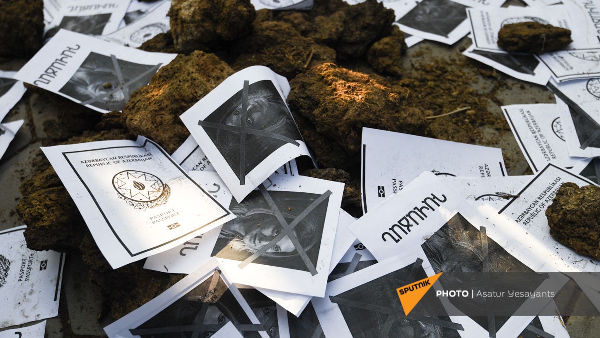Листовки с фотографиями на земле во время акции протеста у здания Парламента (3 февраля 2021). Еревaн - Sputnik Армения, 1920, 03.02.2021