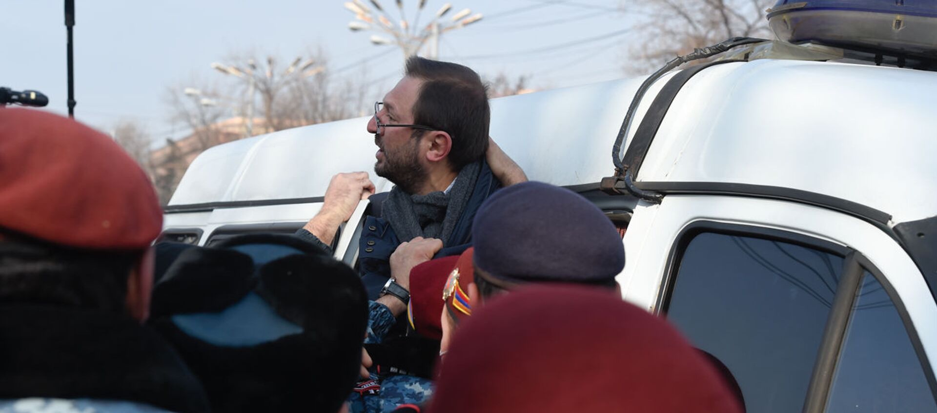 Задержание Гехама Манукяна во время акции протеста у здания Парламента (3 февраля 2021). Еревaн - Sputnik Արմենիա, 1920, 03.02.2021