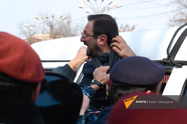 Задержание Гехама Манукяна во время акции протеста у здания Парламента (3 февраля 2021). Еревaн - Sputnik Армения