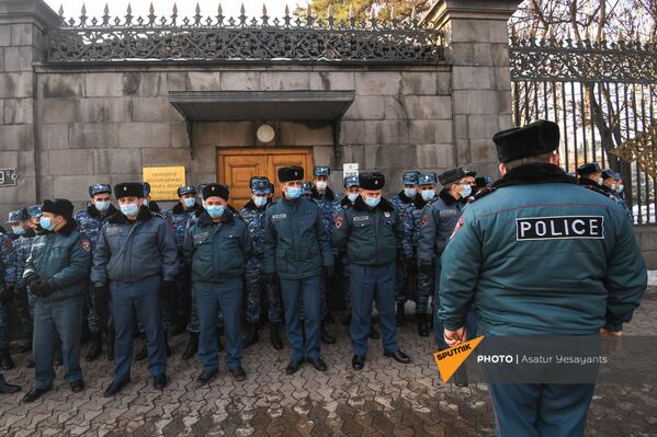 Полицейские во время акции протеста у здания Парламента (3 февраля 2021). Еревaн Полицейские во время акции протеста у здания Парламента (3 февраля 2021). Еревaн - Sputnik Армения