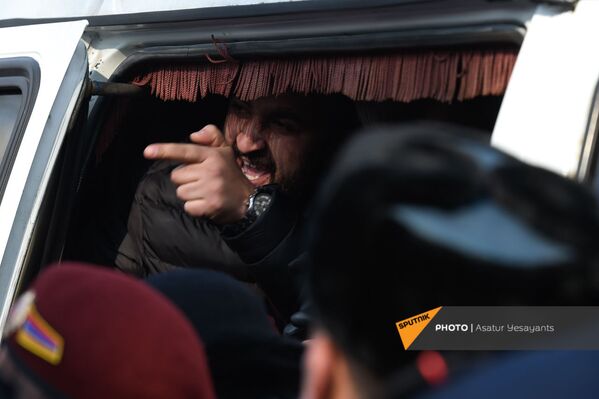 Задержание одного из участников акции протеста у здания Парламента (3 февраля 2021). Еревaн - Sputnik Армения