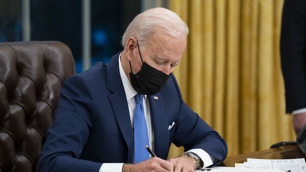 Президент США Джо Байден подписывает указ об иммиграции в Овальном кабинете Белого дома (2 февраля 2021). Вашингтон - Sputnik Армения