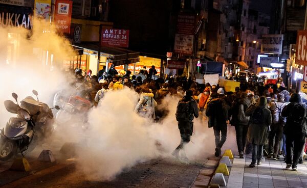 Демонстранты убегают от слезоточивого газа во время митинга солидарности со студентами университета Bogazici - Sputnik Армения