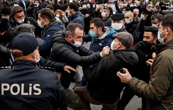 Офицер полиции в штатском хватает за куртку члена парламента Турции Ахмета Сика во время митинга в знак солидарности со студентами университета Bogazici - Sputnik Армения