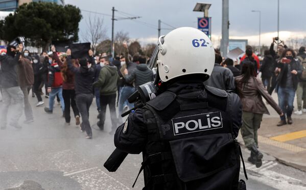 Турецкая полиция разгоняет митинг в Стамбуле - Sputnik Армения