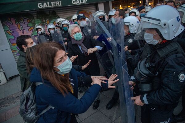 Полиция и участники акции протеста в Турции  - Sputnik Армения