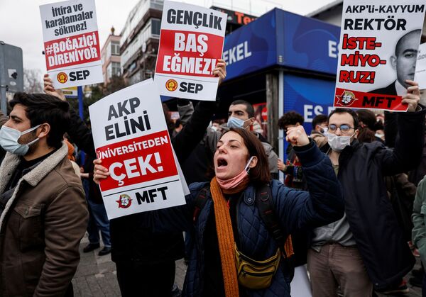 Протестующие в плакатами в Стамбуле, Турция  - Sputnik Армения