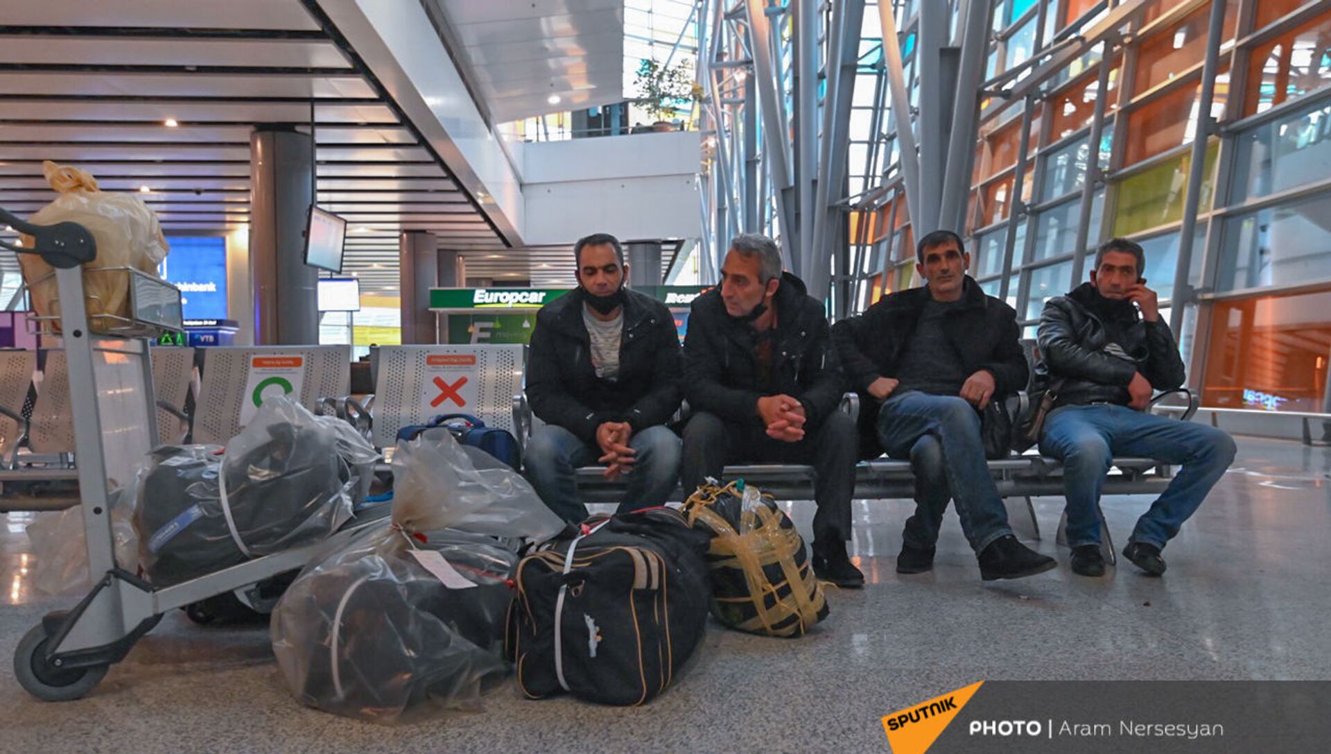 Ситуация в аэропорту Звартноц с депортированными из России гражданами (3 февраля 2021). Еревaн - Sputnik Армения, 1920, 03.02.2021
