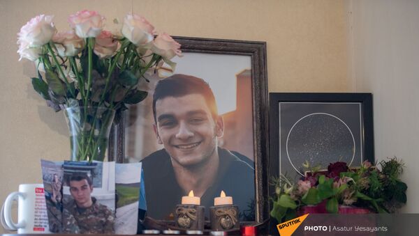Уголок с фотографиями в доме погибшего солдата Тиграна Шахбаряна  (2 февраля 2021). Еревaн - Sputnik Армения