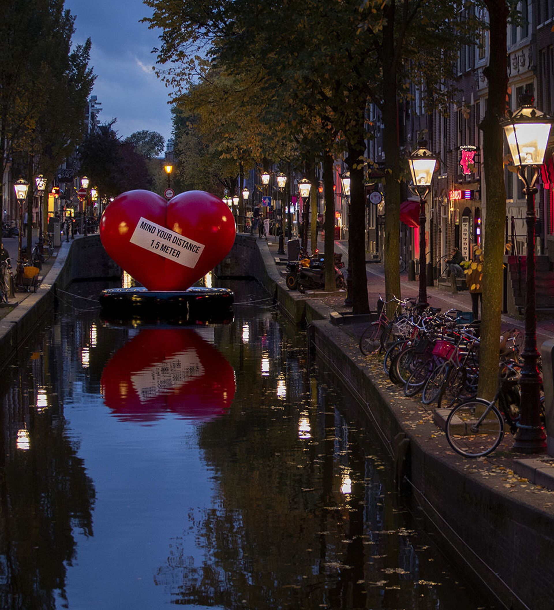 Порно видео Турист для минета снял проститутку на улице красных фонарей в Амстердаме