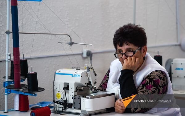 Швея куртанской фабрики по производству курток за работой (5 февраля 2021). Куртан - Sputnik Армения
