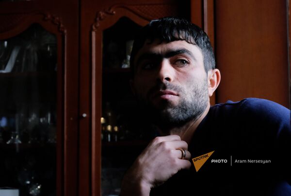 Средний сын семьи из Кашатаха, Нарек Геворкян, во временном доме (4 февраля 2021)․ Гехакерт - Sputnik Армения