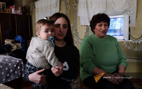 Мать семейства, Лариса, с невесткой Олей и внуком Юрием во временном доме (4 февраля 2021)․ Гехакерт - Sputnik Армения