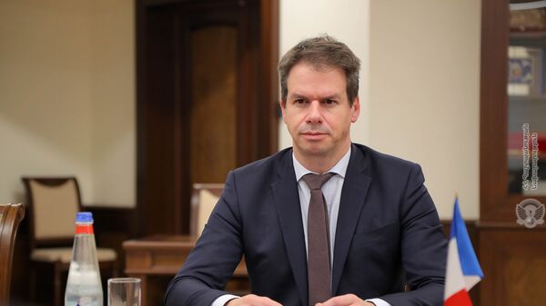 Министр обороны Вагаршак Арутюнян принял Чрезвычайного и Полномочного Посла Франции в РА Джонатана Лакота (5 февраля 2021). Еревaн - Sputnik Արմենիա