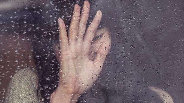 Плачущая девушка за окном во время дождя - Sputnik Արմենիա