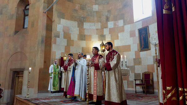 Епископ Вртанес Абраамян провел первую епархиальную литургию в Соборе Пресвятой Богородицы Арцахской епархии (7 февраля 2021). Степанакерт - Sputnik Армения