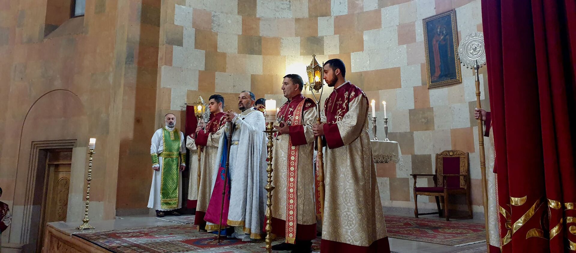 Епископ Вртанес Абраамян провел первую епархиальную литургию в Соборе Пресвятой Богородицы Арцахской епархии (7 февраля 2021). Степанакерт - Sputnik Արմենիա, 1920, 07.02.2021