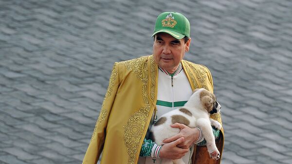 Президент Туркменистана Гурбангулы Бердымухамедов держит туркменскую овчарку, местно известную как Алабай, во время празднования Дня лошади (28 апреля 2018). Ашхабад - Sputnik Армения