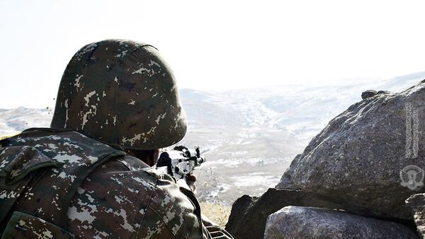Армянский военнослужащий на боевой позиции - Sputnik Армения