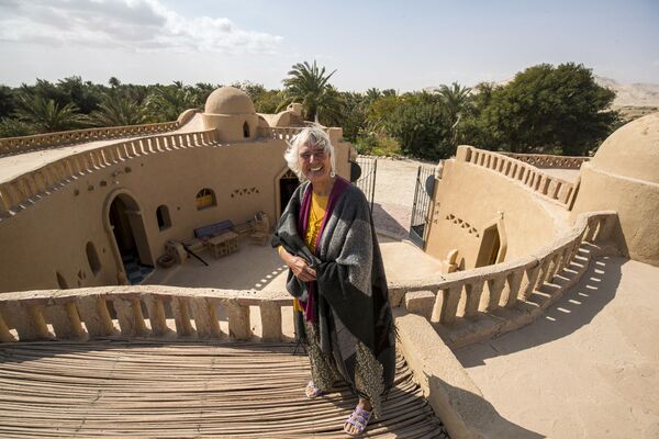 72-летняя немка Фридель Браун во дворе своего дома в Бир-эль-Джабале недалеко от оазиса в пустыне Дахла, Египет - Sputnik Армения